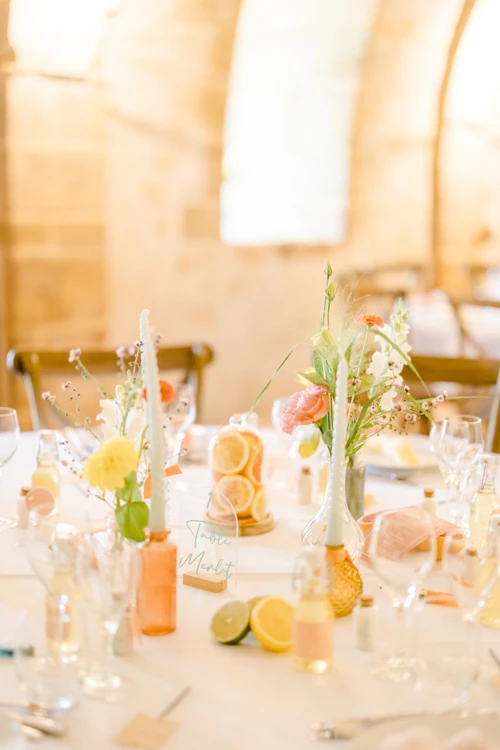 vaisselle orange composition florale verres à pied rose